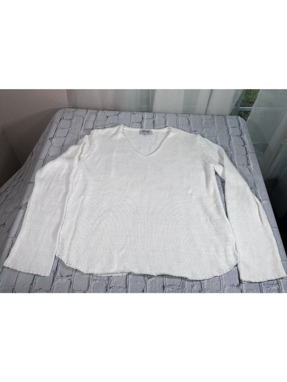 Pura Cashmere Women’s Medium White Classic V-neck Knit Capsule Sweater Relaxed